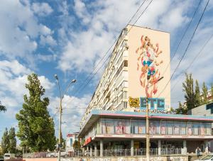 キーウにあるКвартира по улице Большая Васильковская, 145/1の大きな看板が横に置かれた建物