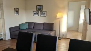 uma sala de estar com um sofá e algumas cadeiras em Håveruds hotell och konferens em Håverud