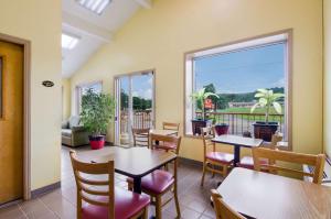 een restaurant met tafels en stoelen en een balkon bij Econo Lodge Marion I-81 in Marion