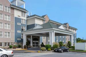 um carro preto estacionado em frente a um edifício em Comfort Inn & Suites Glen Mills - Concordville em Glen Mills