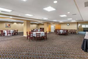 A restaurant or other place to eat at Comfort Inn & Suites Glen Mills - Concordville