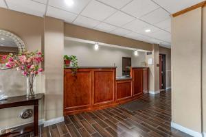 an office lobby with a reception desk and flowers at Comfort Inn & Suites Carbondale University Area in Carbondale