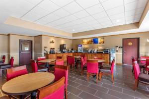 A restaurant or other place to eat at Comfort Inn & Suites Carbondale University Area