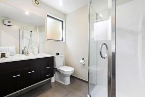 Koupelna v ubytování Quality Suites Amore + 22 fotografií