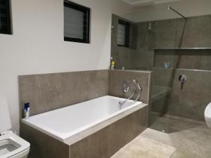 La salle de bains est pourvue d'une baignoire, d'une douche et de toilettes. dans l'établissement The View, à Glengariff