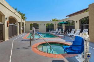 - une piscine avec toboggan dans un complexe dans l'établissement Comfort Inn South San Jose - Morgan Hill, à Morgan Hill