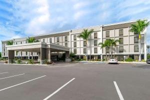 クリアウォーターにあるComfort Inn & Suites St Pete - Clearwater International Airportの大きな建物前の駐車場
