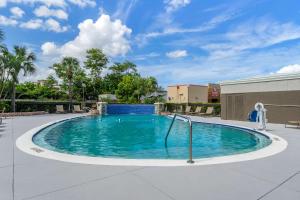 สระว่ายน้ำที่อยู่ใกล้ ๆ หรือใน Comfort Inn & Suites St Pete - Clearwater International Airport