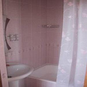 y baño con lavabo, bañera y aseo. en Guest House Villa Nadezhda, en Lazarevskoye