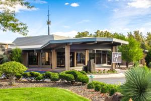 un edificio con un cartel delante en Holiday Inn Richland on the River by IHG, en Richland