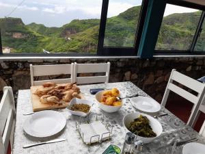una mesa con platos y tazones de comida. en THE RETREAT, en Monte Joana