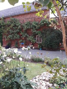 un jardín frente a una casa de ladrillo en Am Brunnen Merkendorf, en Zeulenroda