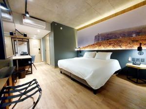 A bed or beds in a room at Novotel Criciuma