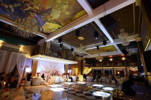 Yuzhnoural'skにあるHotel Vivaldiの広い客室で、建物内に結婚式場があります。
