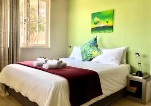 um quarto com uma cama com dois bichos de peluche em Quaint Seaside Cottage em Swakopmund