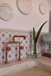 普拉德的住宿－Ca la Casilda，水槽,花环和花瓶