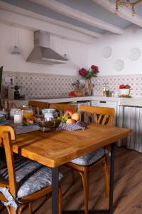 uma mesa de madeira com uma tigela de fruta na cozinha em Ca la Casilda em Prades