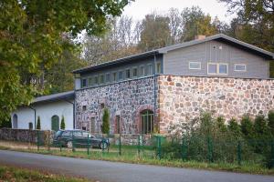 uma casa de tijolos com um carro estacionado em frente em Eistvere Manor Accommodation em Eistvere