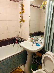 彼爾姆的住宿－Apartment on Revolutsii 26 studia，浴室配有盥洗盆、卫生间和浴缸。