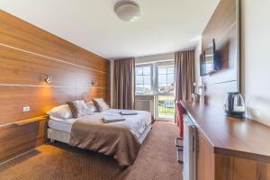 pokój hotelowy z łóżkiem i biurkiem w obiekcie Pokoje gościnne Nord w mieście Krynica Morska