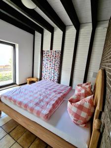 Bett in einem Zimmer mit Fenster in der Unterkunft Villa Josy in Maxdorf