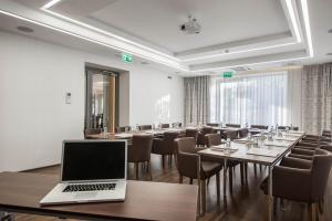 TV a/nebo společenská místnost v ubytování Hotel Różany Gaj - Destigo Hotels