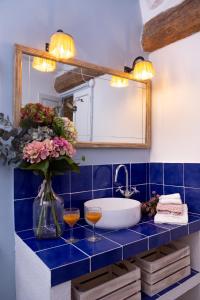 uma casa de banho com um lavatório e um espelho em Ca la Casilda em Prades