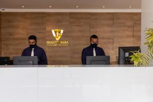 Členové personálu v ubytování Granterrara Hotel