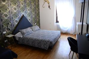 una camera con un letto in una stanza con una finestra di B&B Trento - Only self check-in a Trento