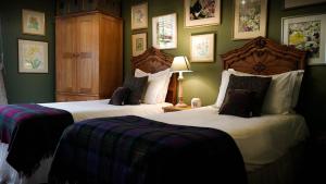 ウィンチェスターにあるザ キング アルフレッド パブの緑の壁のベッドルーム(ベッド2台付)