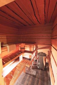 an empty wooden sauna with a trash can in it at Eistvere Manor Accommodation in Eistvere