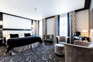 シャルトルにあるJehan De Beauce - Teritoriaのベッド2台と椅子があるホテルの部屋 +49枚の写真