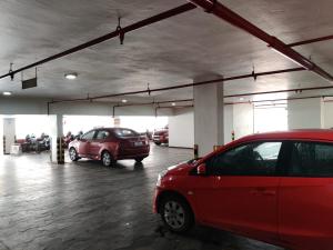 un garaje con dos coches aparcados en él en Fortune Inn Sree Kanya, Visakhapatnam - Member ITC's Hotel Group, en Visakhapatnam