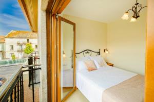 A bed or beds in a room at Hotel Arce