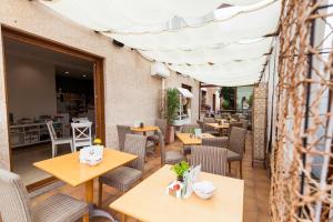 an outdoor seating area with tables and chairs at Hotel Arce in Baiona
