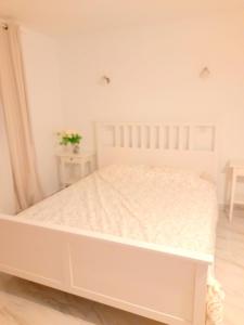 A bed or beds in a room at Apartamento Princess sea views, vistas al mar , Meerblick