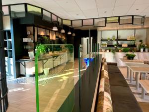B&B HOTEL Paris Porte des Lilas餐厅或其他用餐的地方