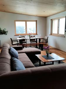 uma sala de estar com um sofá e uma mesa em Alpha Apartment em Schröcken