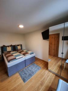 Uma cama ou camas num quarto em Alpha Apartment