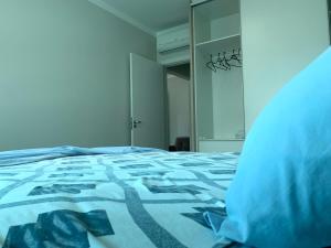 1 dormitorio con 1 cama con aro de baloncesto en la pared en CASA NO CENTRO, en Itapema