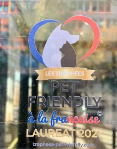 B&B HOTEL Paris Porte des Lilas的证书、奖牌、标识或其他文件