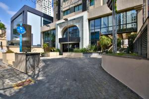 an empty street in front of a building at Transamerica Executive Chácara Santo Antônio in Sao Paulo