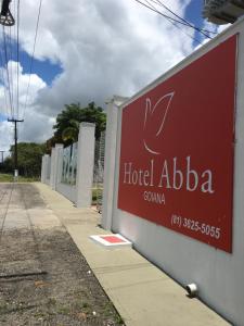 um sinal para um hotel adbia ao lado de um edifício em Hotel Abba Goiana PE em Goiana