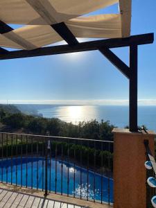 een uitzicht vanaf het balkon van een villa met een zwembad bij Sea Bay View Apartment in Topola
