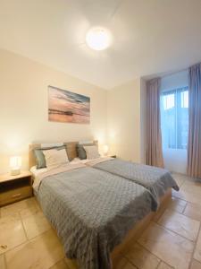 um quarto com uma cama grande e uma janela grande em Sea Bay View Apartment em Topola