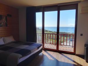 Cama o camas de una habitación en Coxos Beach Lodge