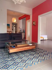 - un salon avec un canapé et une table basse dans l'établissement 2BD New Modern Apartment - Athens Seaside, à Athènes
