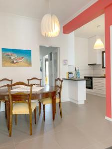アテネにある2BD New Modern Apartment - Athens Seasideのキッチン、ダイニングルーム(木製のテーブルと椅子付)