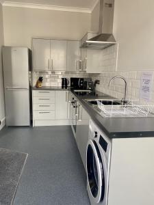 A kitchen or kitchenette at Jeffersons Hotel & Apartments 