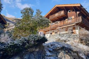 una casa de madera en una colina con en Chalet Samson, en Zermatt
